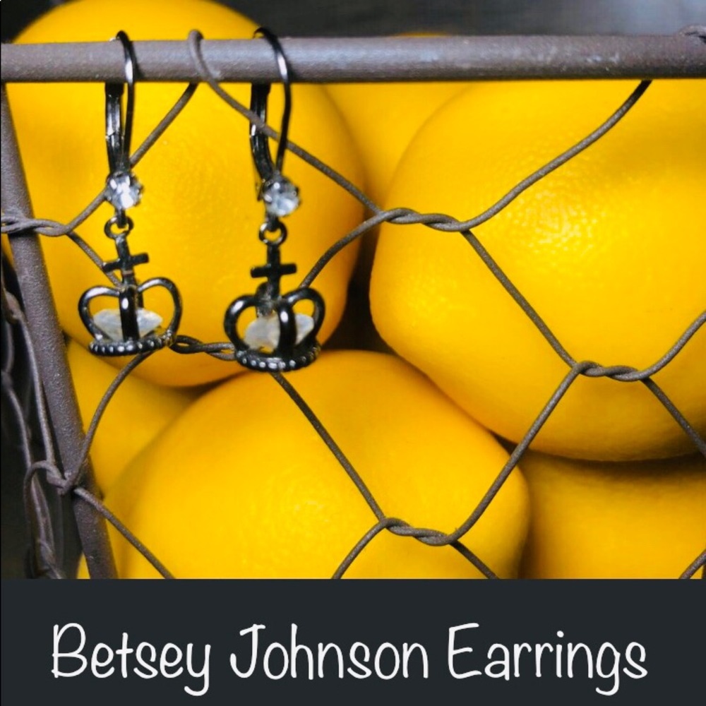 ๐ Betsey Johnson Royal Diamond Crown Earrings - Picture 2 of 3